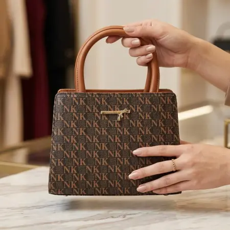 شنطة بنقشة حروف متكرّرة